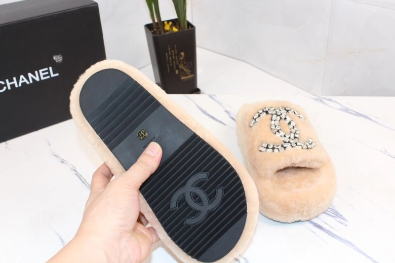 Minimalist Chxnxl Slippers 127913