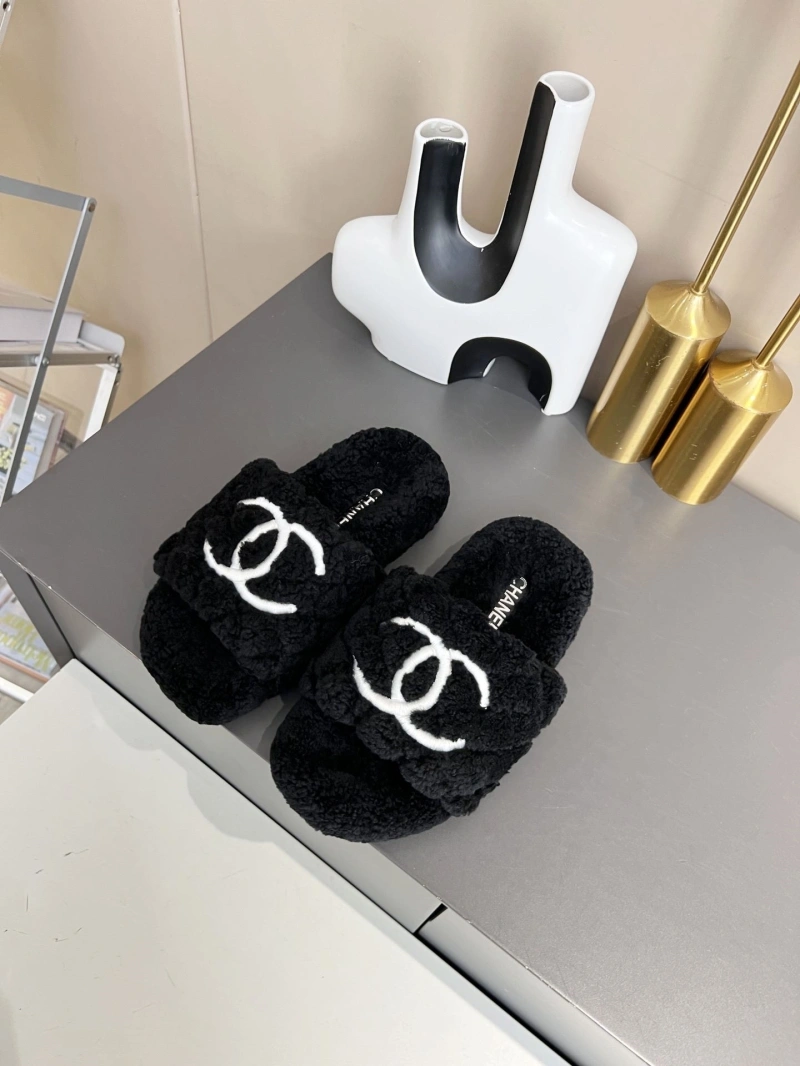 Trendy Chxnxl Slippers 127920