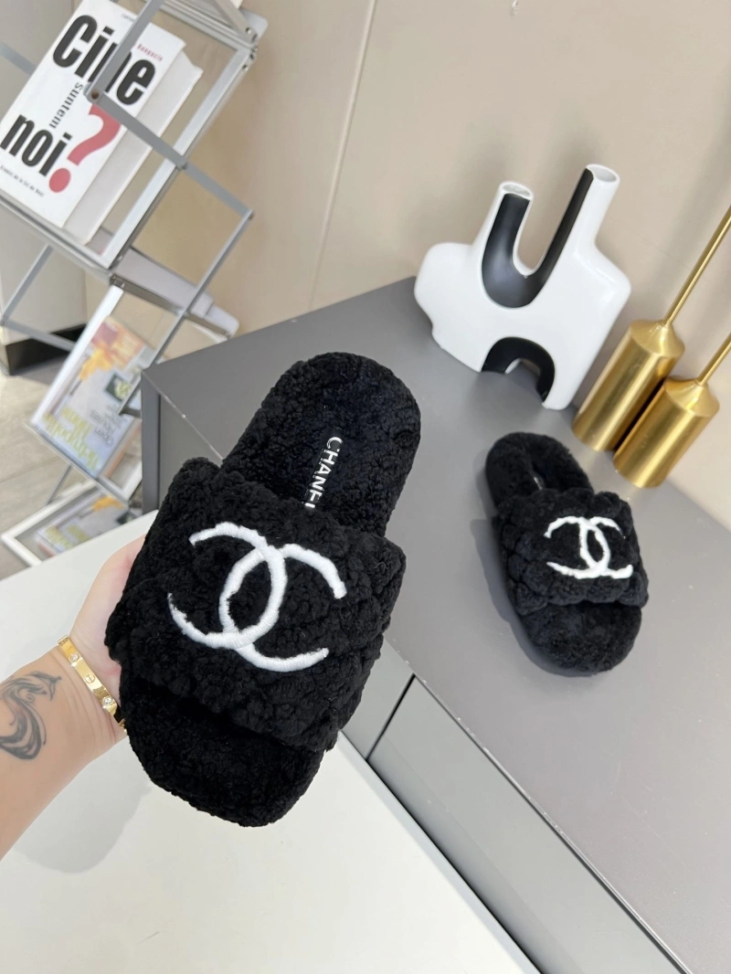 Trendy Chxnxl Slippers 127920