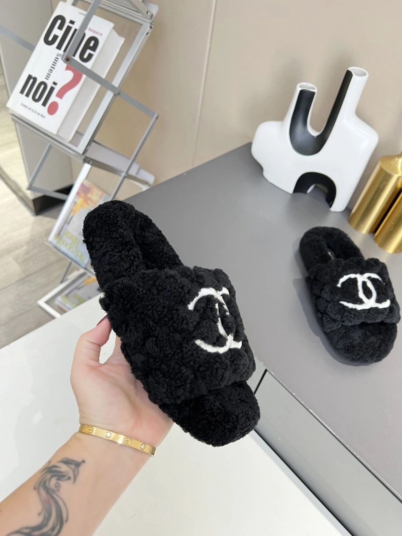 Trendy Chxnxl Slippers 127920