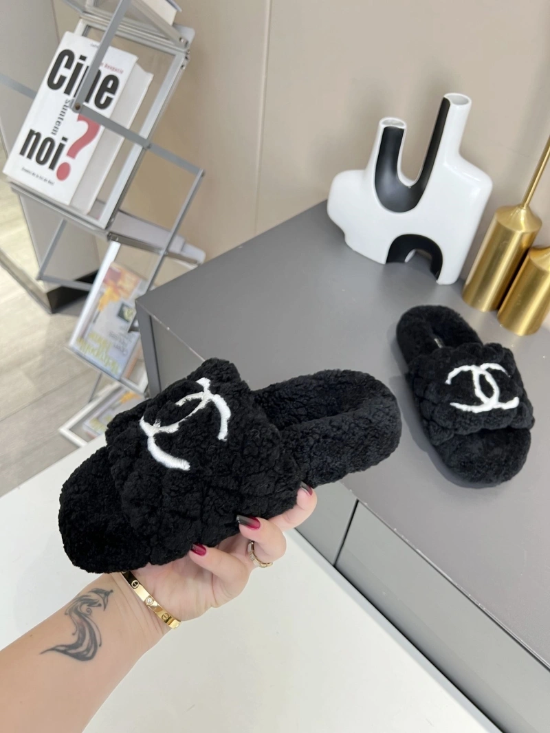 Trendy Chxnxl Slippers 127920