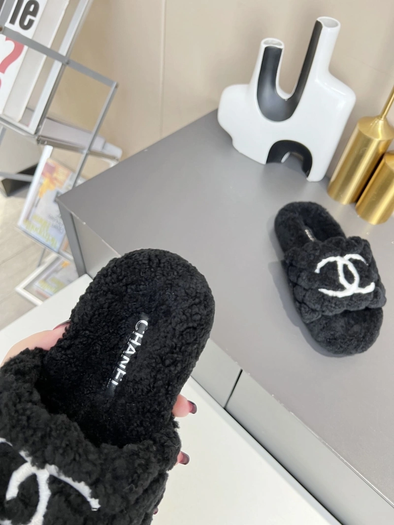 Trendy Chxnxl Slippers 127920