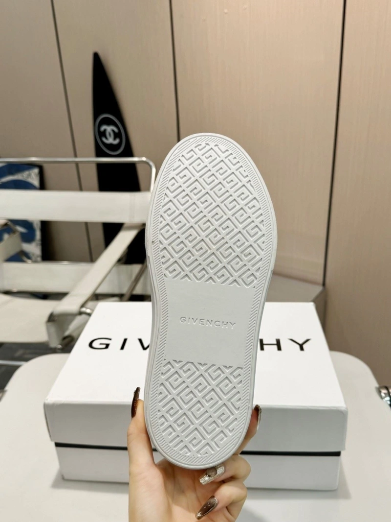 Efficient Gxvxnchy Sneakers 153840
