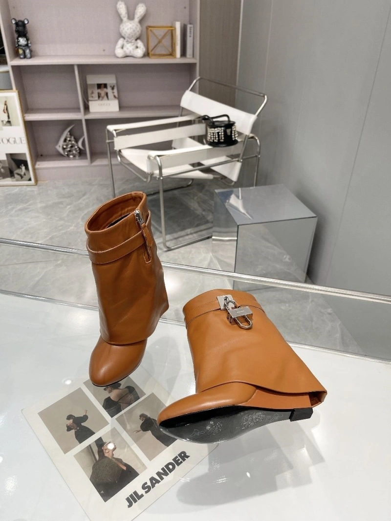Resilient Gxvxnchy Boots 153890