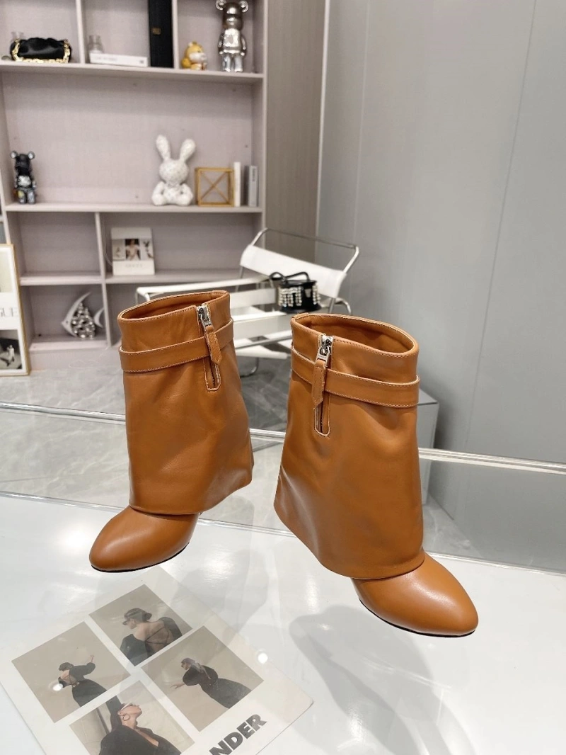 Resilient Gxvxnchy Boots 153890