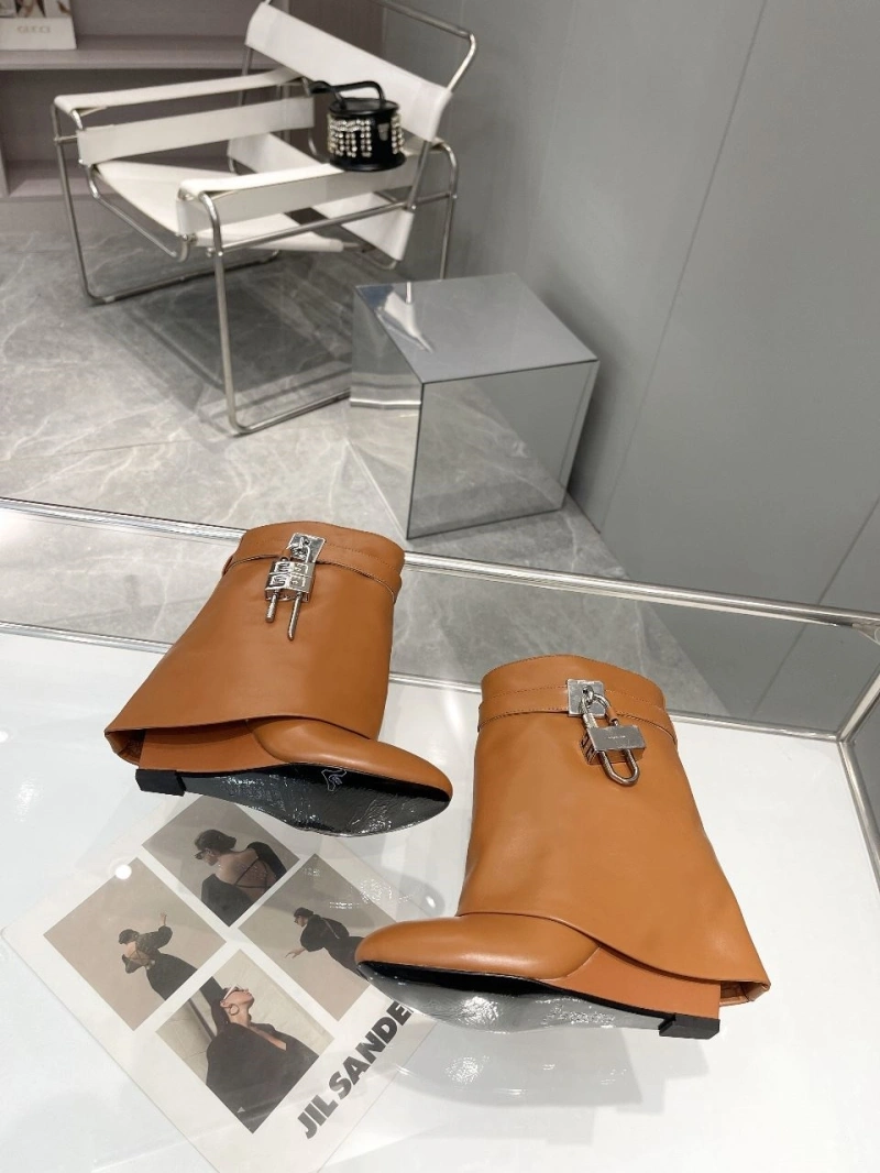 Resilient Gxvxnchy Boots 153890