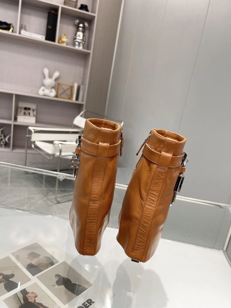 Resilient Gxvxnchy Boots 153890