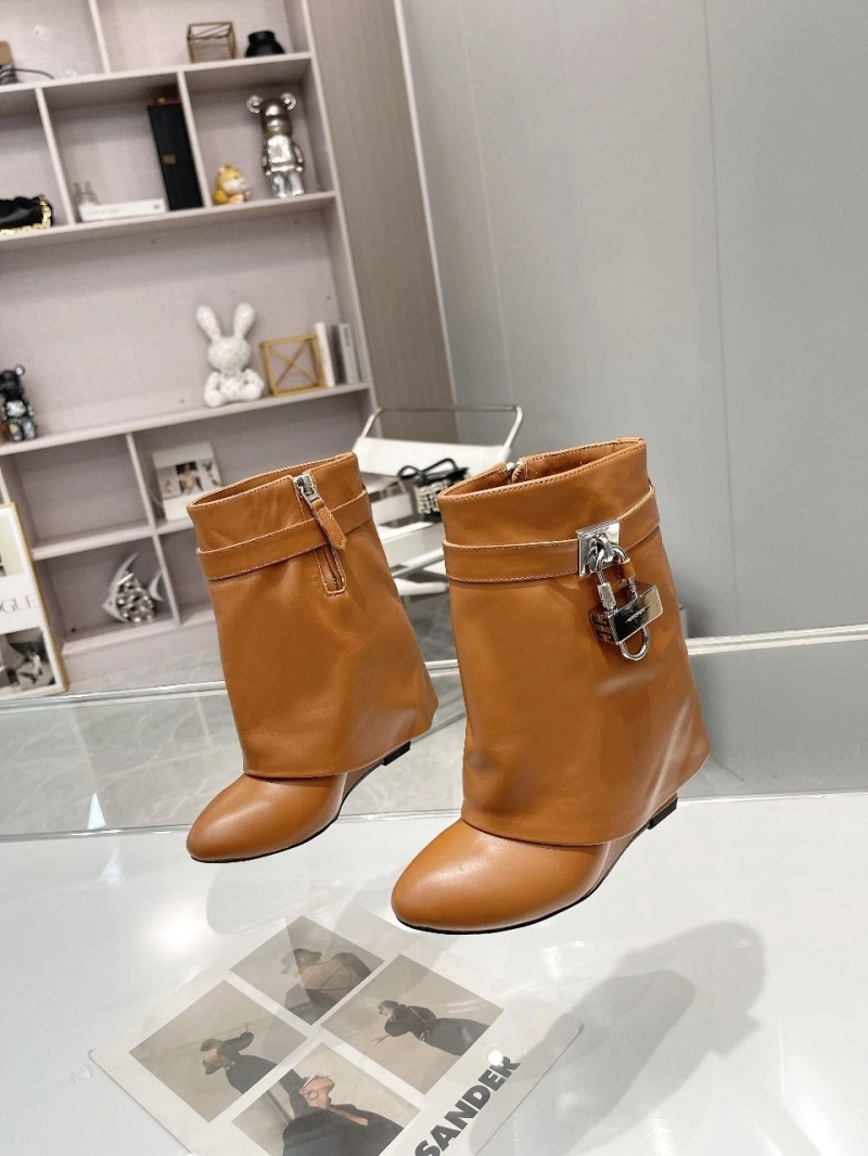 Resilient Gxvxnchy Boots 153890