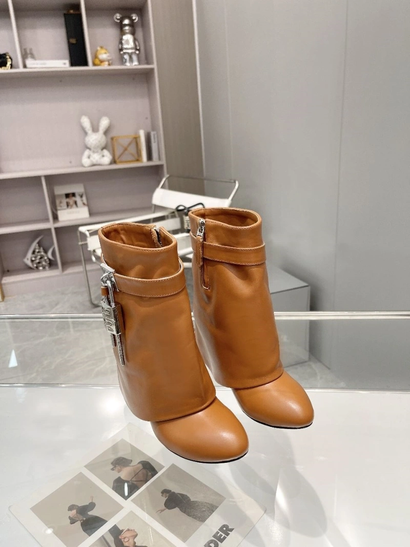 Resilient Gxvxnchy Boots 153890