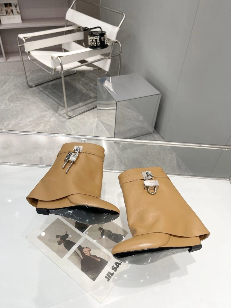 Vibrant Gxvxnchy Boots 153888