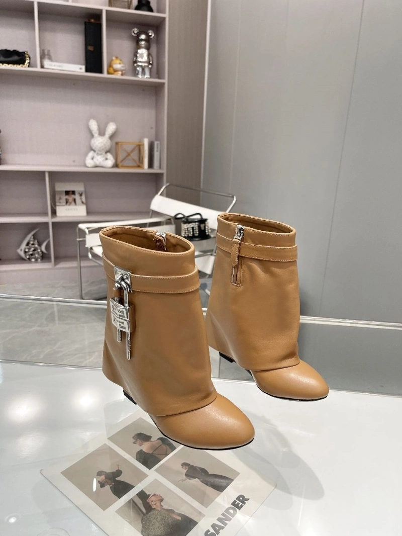 Vibrant Gxvxnchy Boots 153888