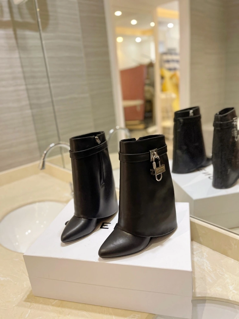 Practical Gxvxnchy Boots 153857