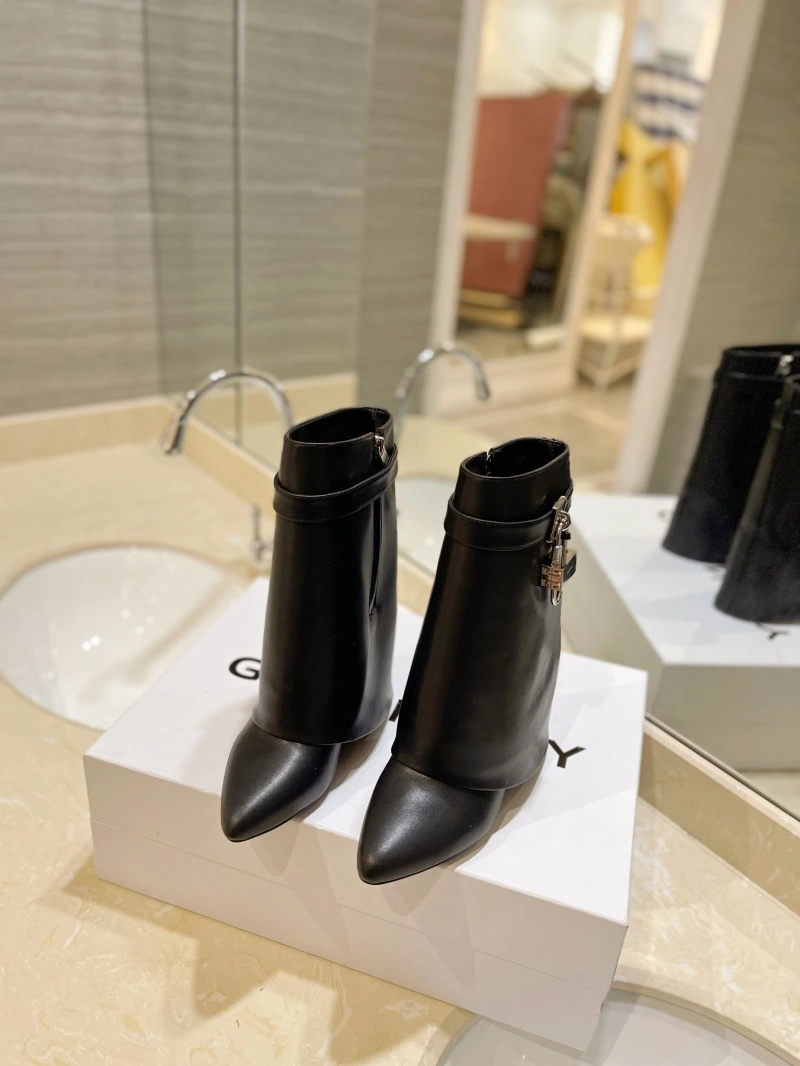 Practical Gxvxnchy Boots 153857