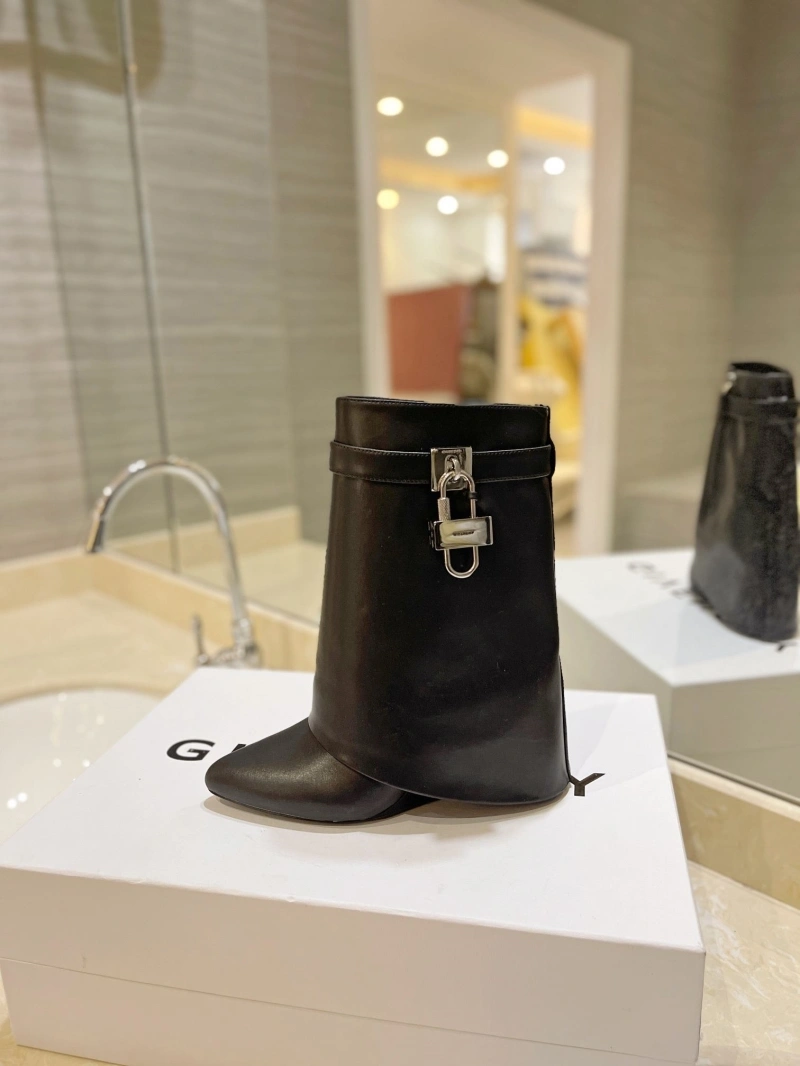 Practical Gxvxnchy Boots 153857