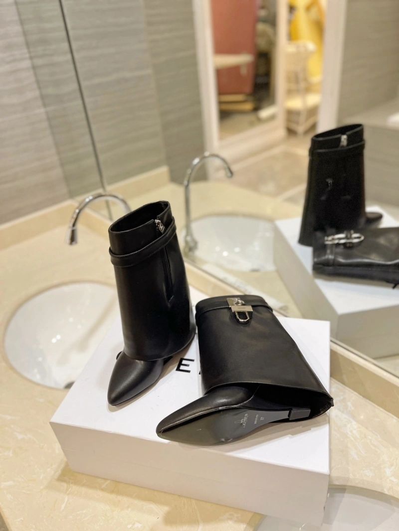 Practical Gxvxnchy Boots 153857