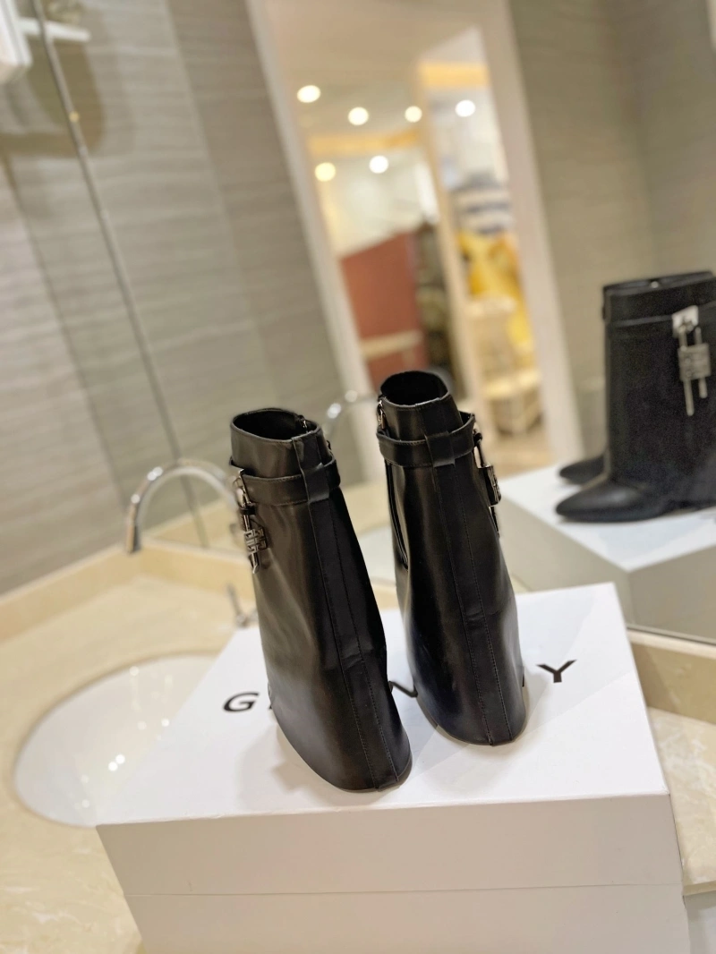 Practical Gxvxnchy Boots 153857