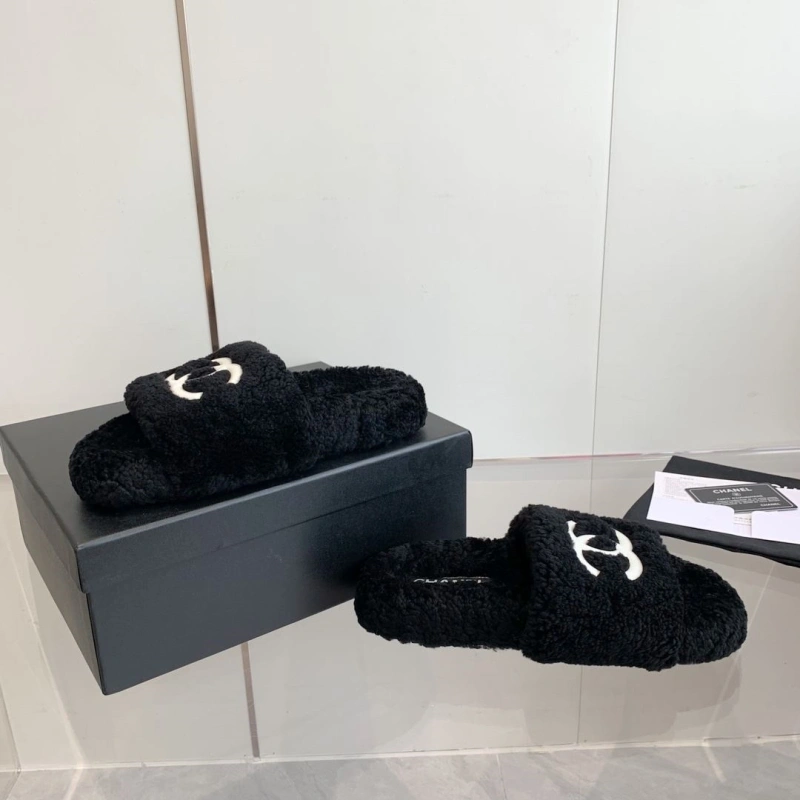 Lightweight Chxnxl Slippers 127864