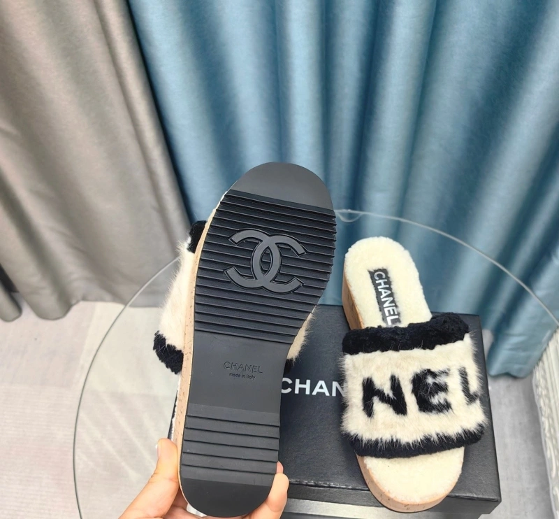 Classic Chxnxl Slippers 127848