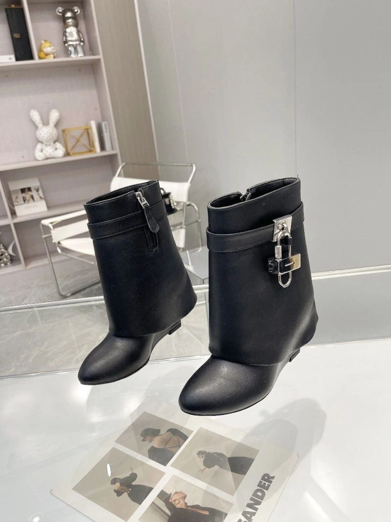 EasyMatch Gxvxnchy Boots 153253