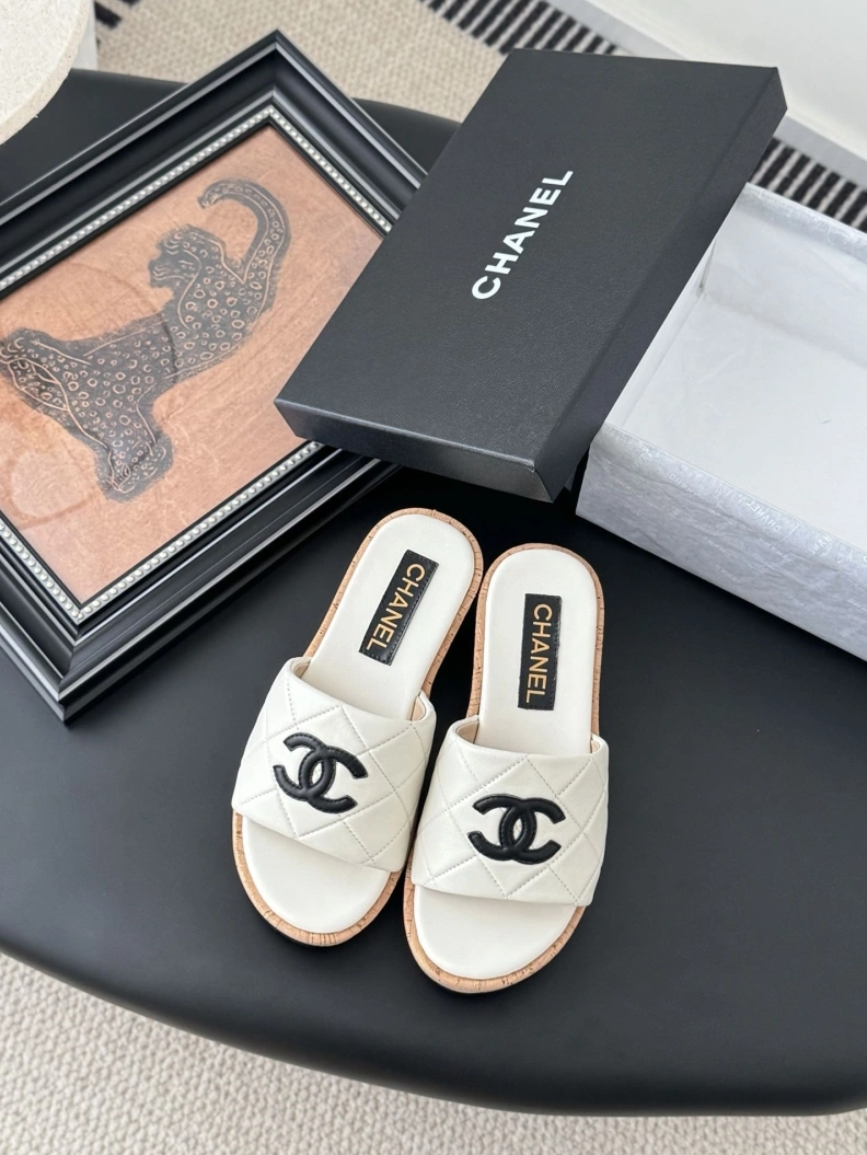 EyeCatching Chxnxl Slippers 121836
