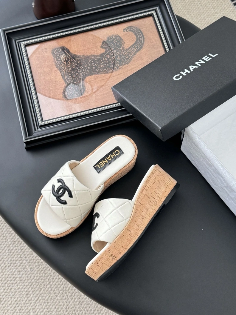 EyeCatching Chxnxl Slippers 121836