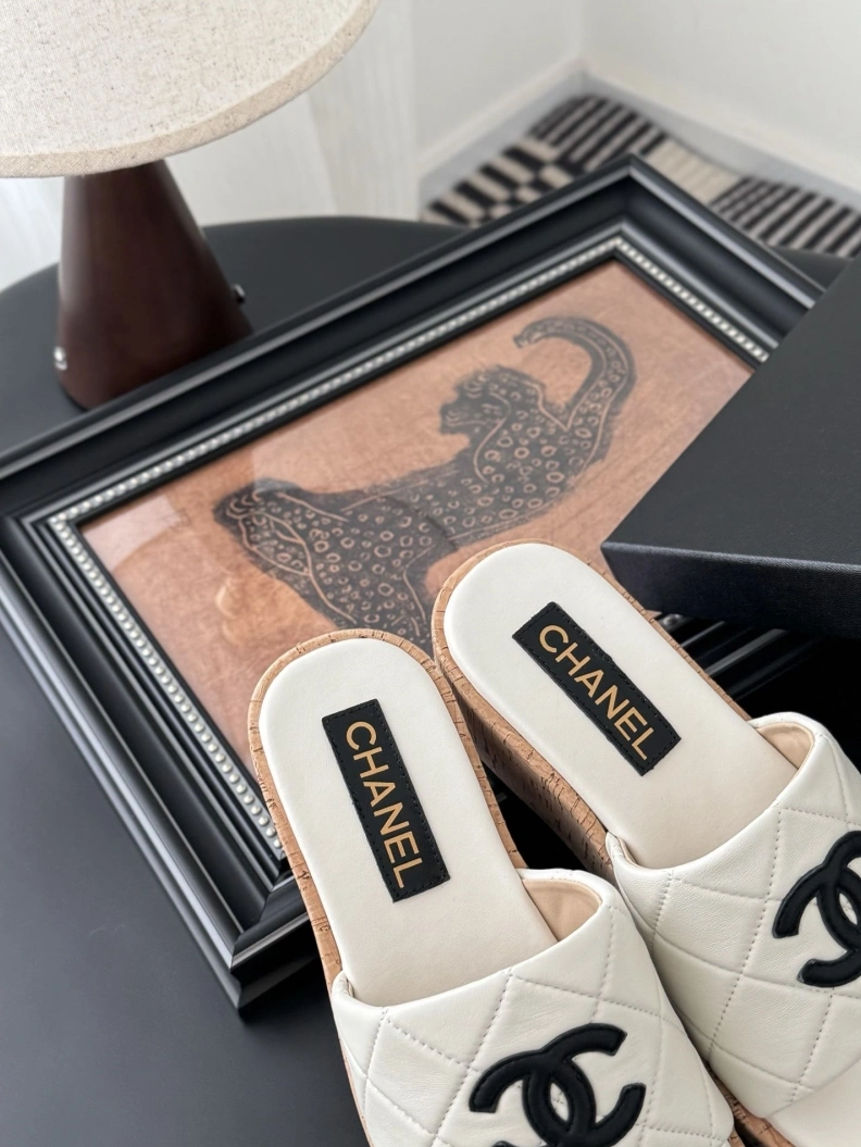 EyeCatching Chxnxl Slippers 121836