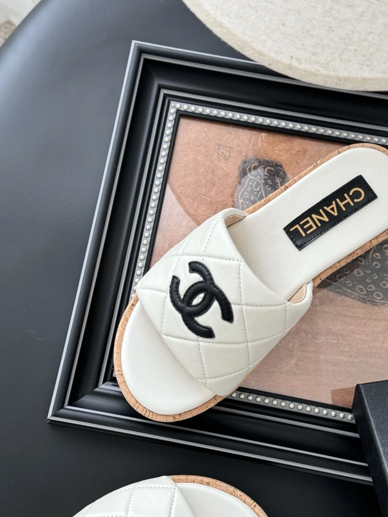 EyeCatching Chxnxl Slippers 121836