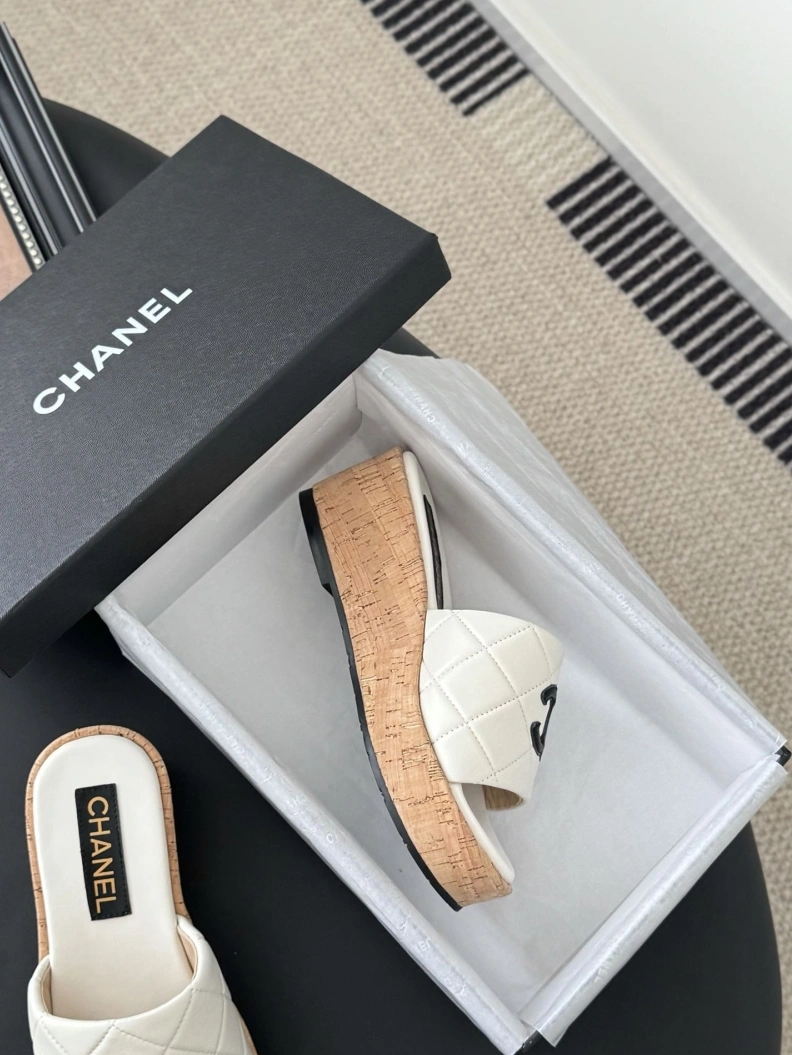 EyeCatching Chxnxl Slippers 121836