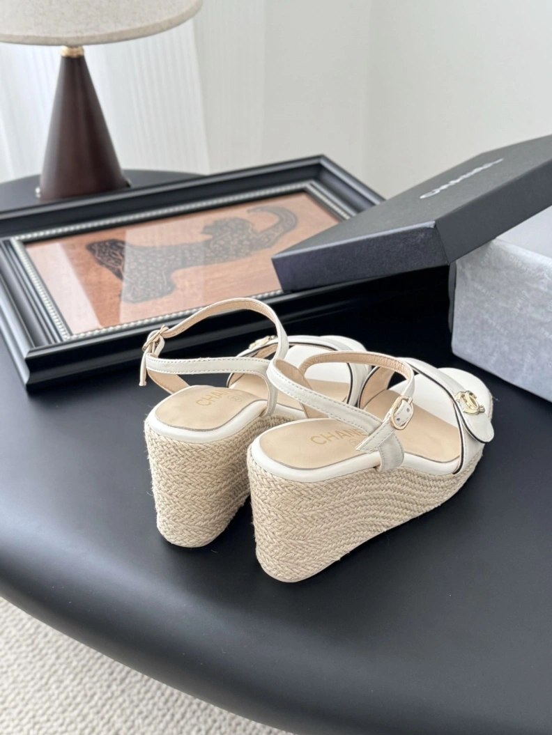 Comfortable Chxnxl Slippers 121824
