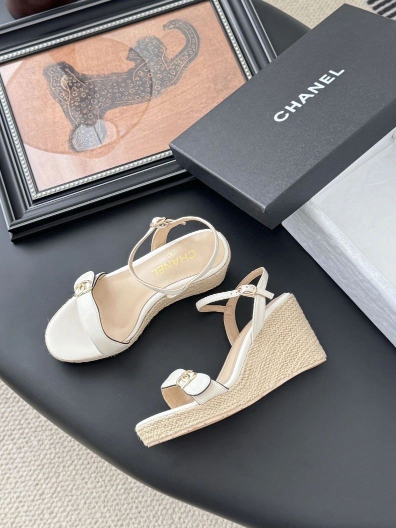 Comfortable Chxnxl Slippers 121824