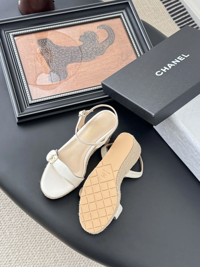 Comfortable Chxnxl Slippers 121824