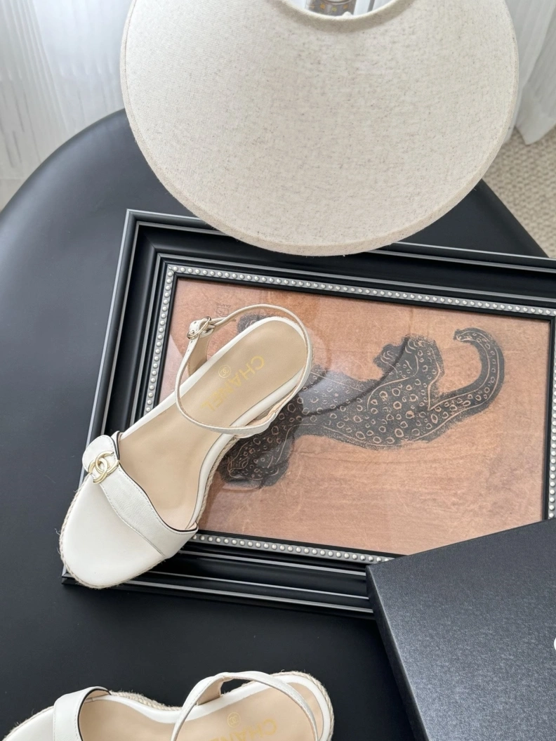 Comfortable Chxnxl Slippers 121824