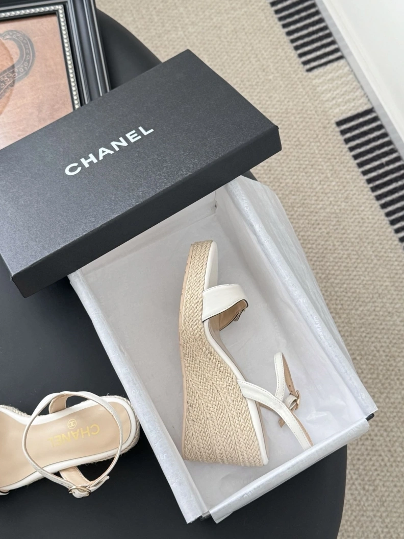 Comfortable Chxnxl Slippers 121824
