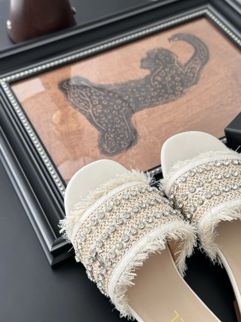 Bright Chxnxl Slippers 121828