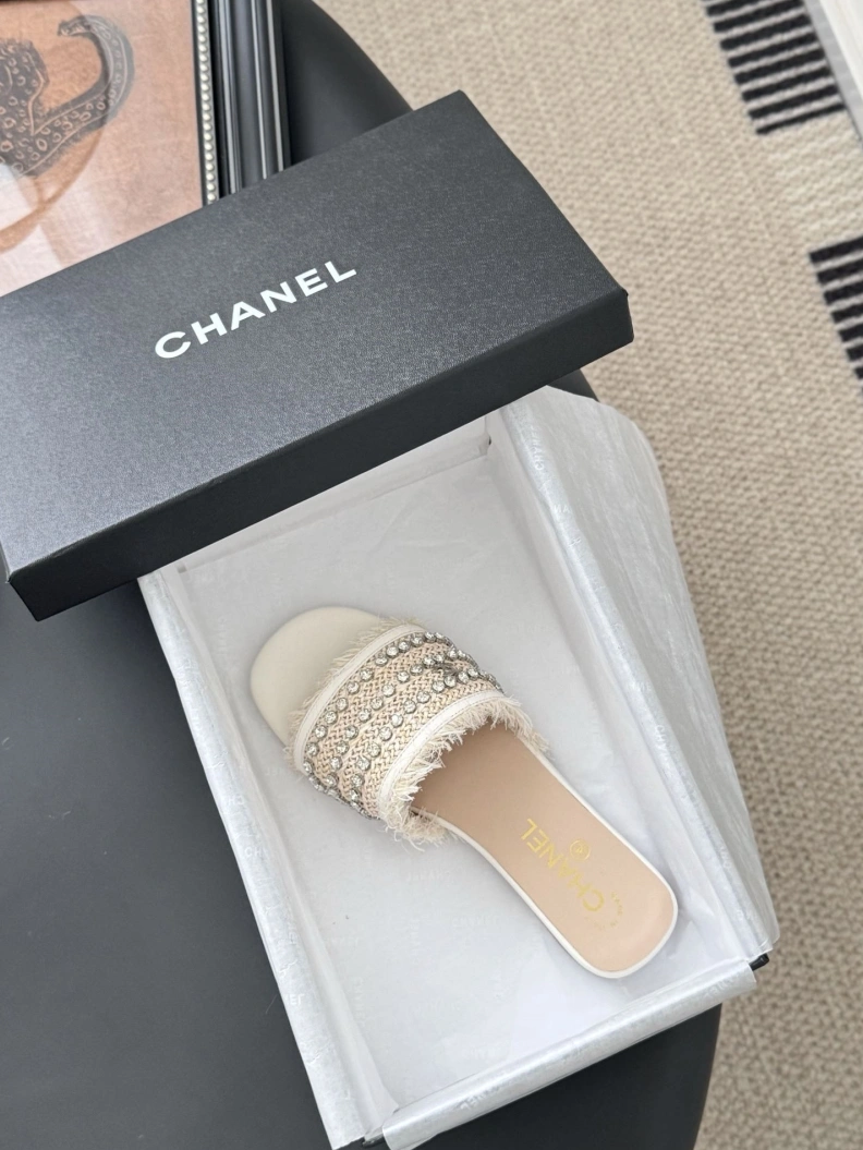 Bright Chxnxl Slippers 121828