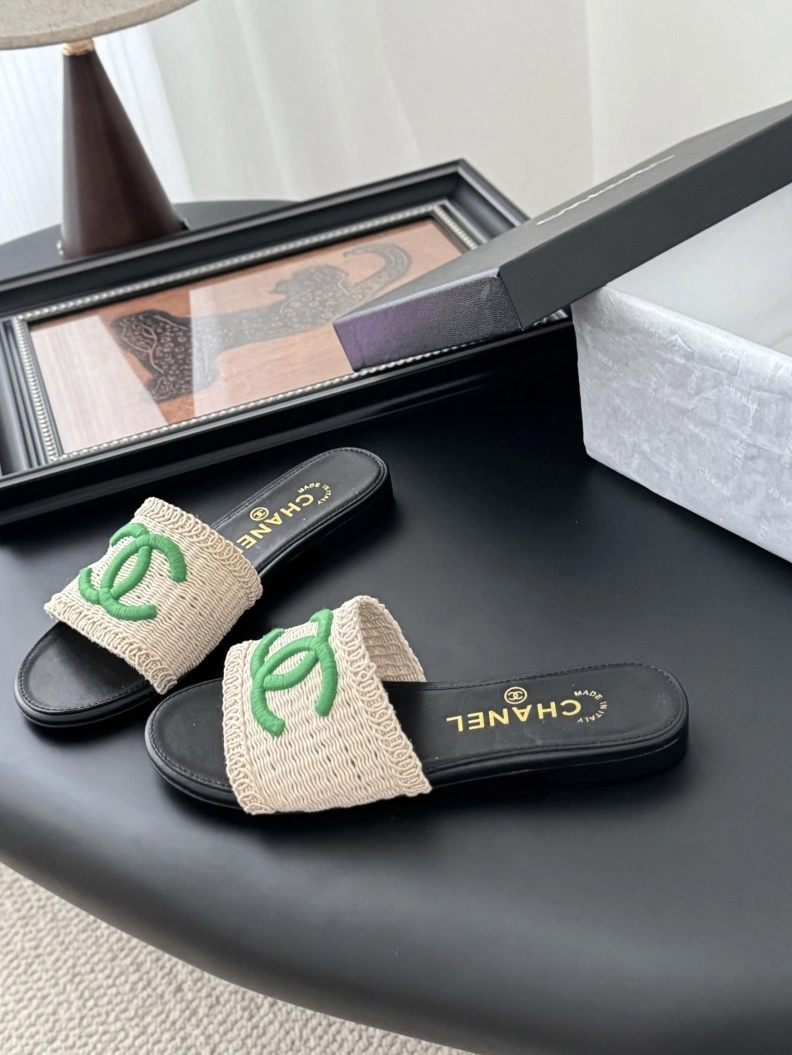 DailyWear Chxnxl Slippers 121823