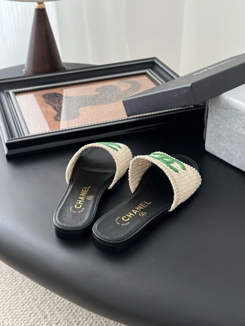 DailyWear Chxnxl Slippers 121823