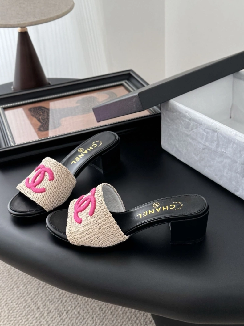 Trendsetting Chxnxl Slippers 121804