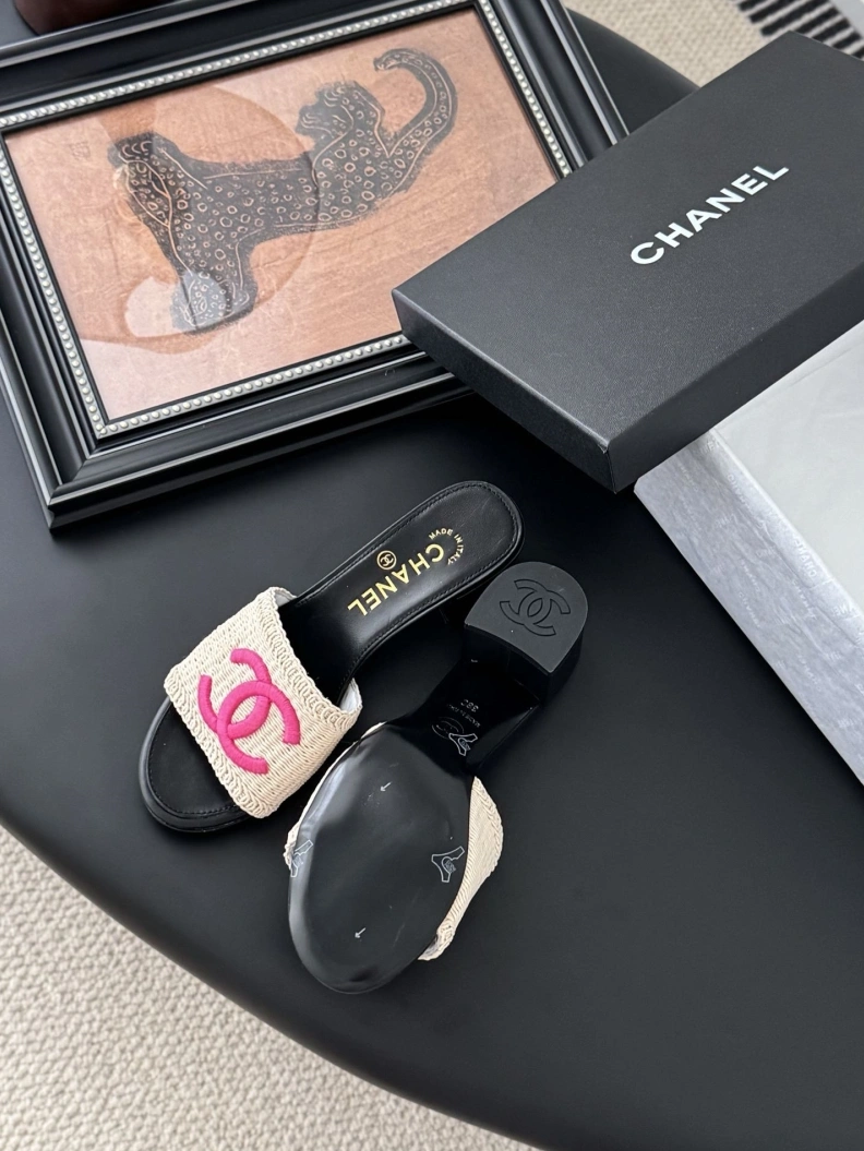Trendsetting Chxnxl Slippers 121804