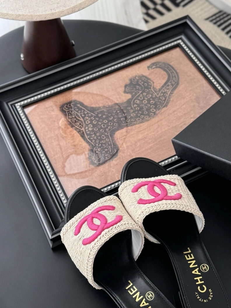 Trendsetting Chxnxl Slippers 121804