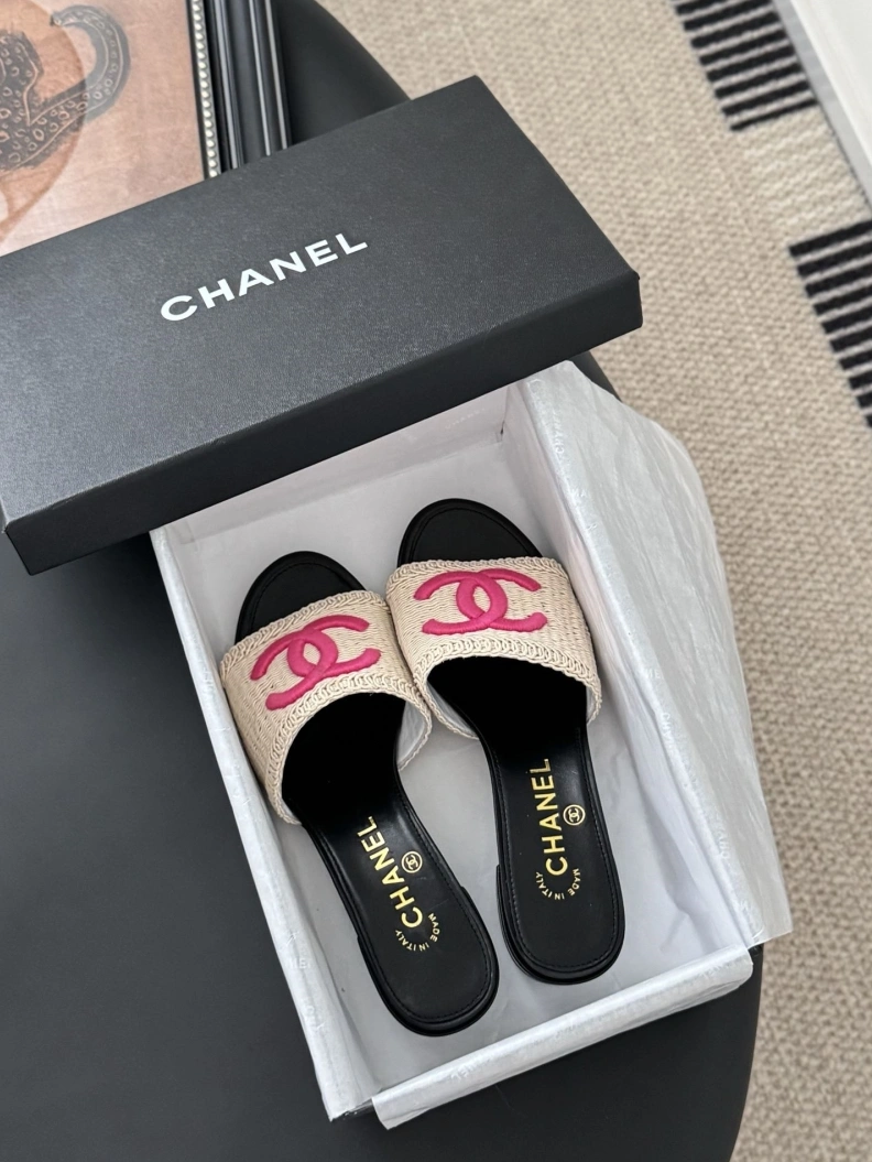 Trendsetting Chxnxl Slippers 121804