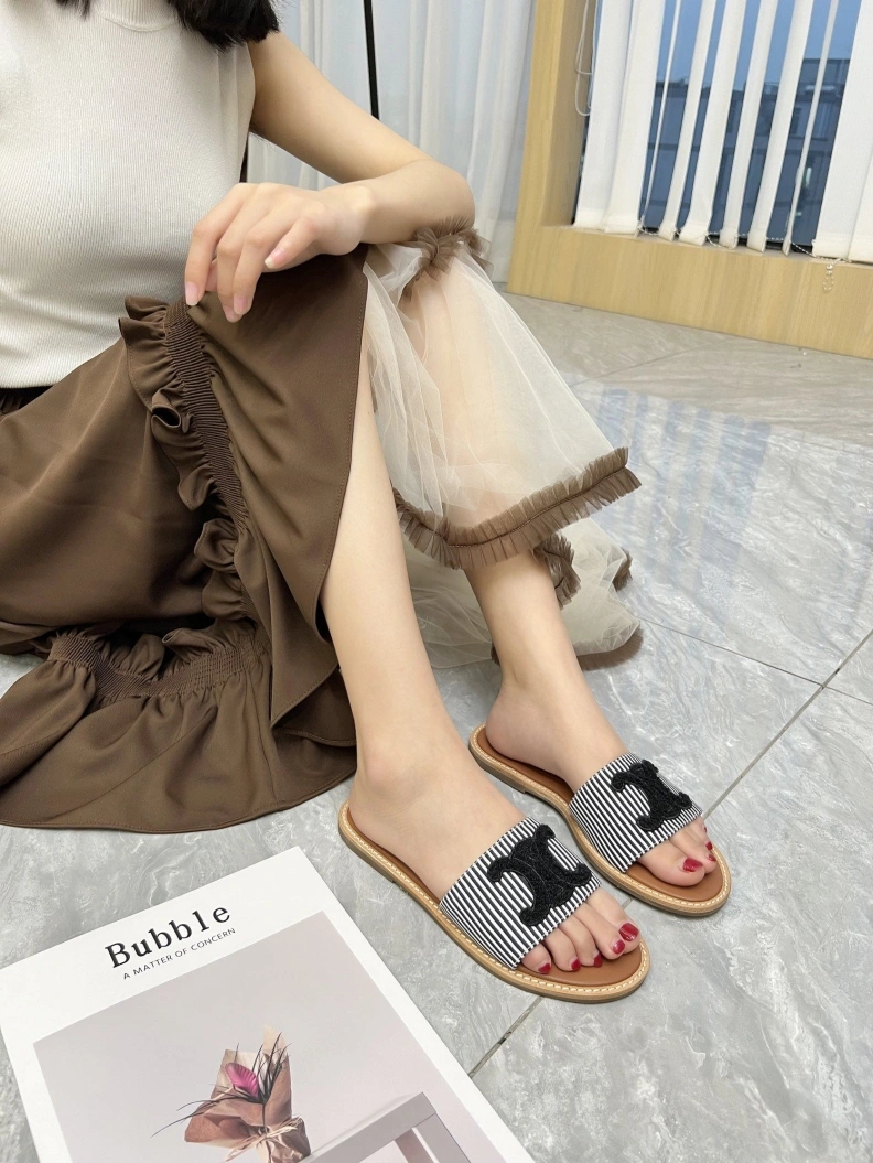 Versatile Cxlxne Slippers 116202