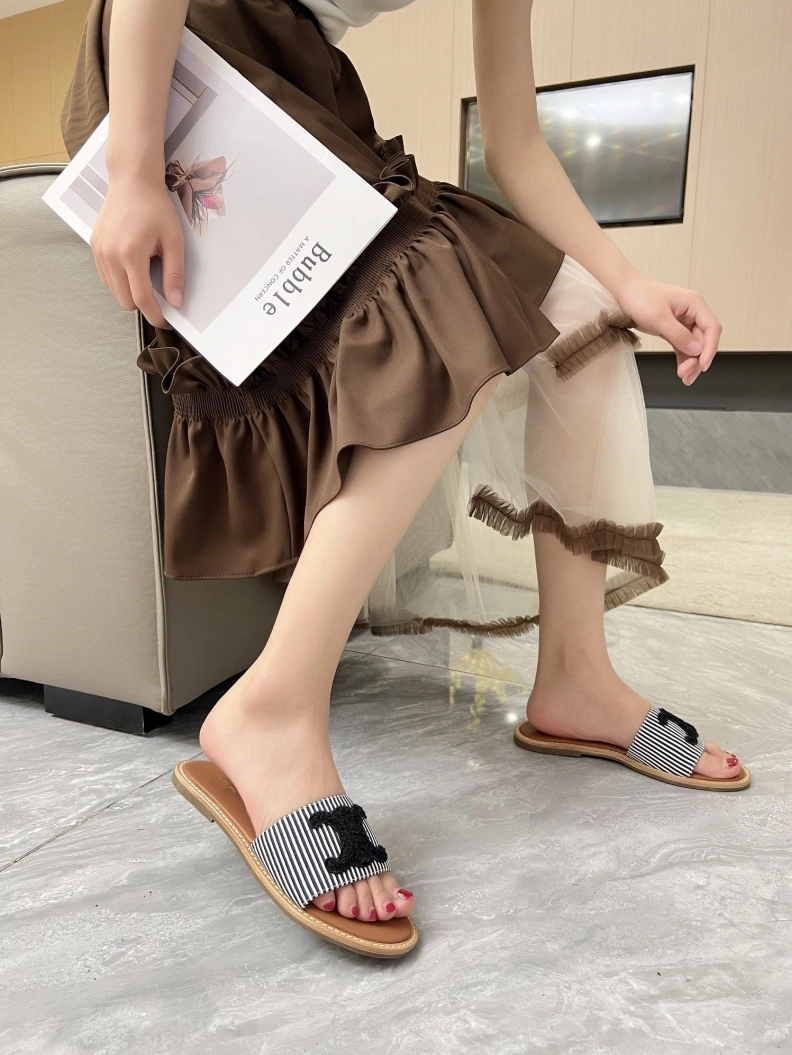 Versatile Cxlxne Slippers 116202