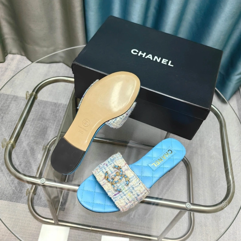 Vibrant Chxnxl Slippers 121798