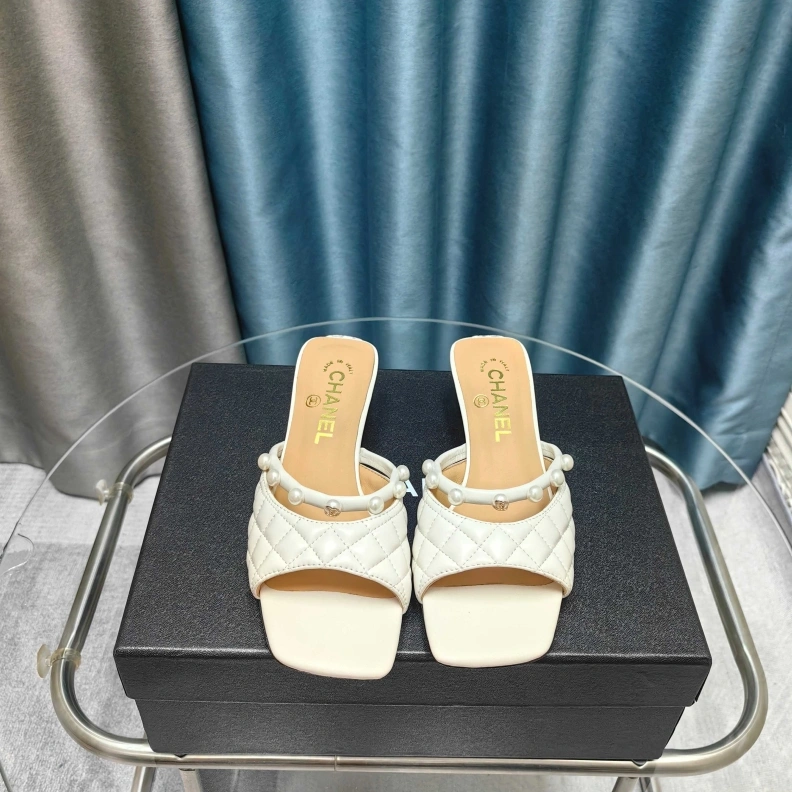 Stylish Chxnxl Slippers 121776