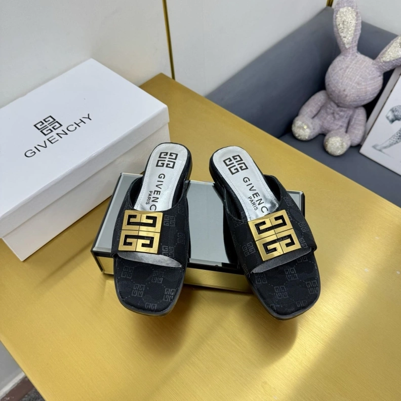 Timeless Gxvxnchy Slippers 152923