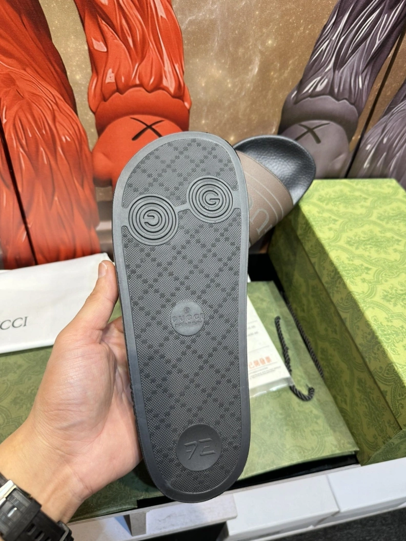 Resilient Gxccx Slippers 158374
