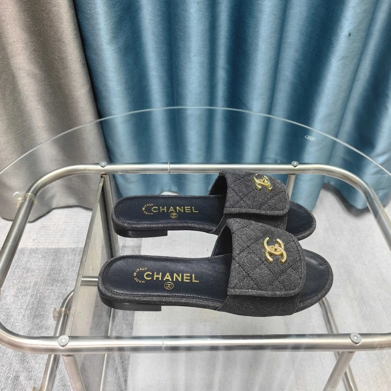 Versatile Chxnxl Slippers 121771