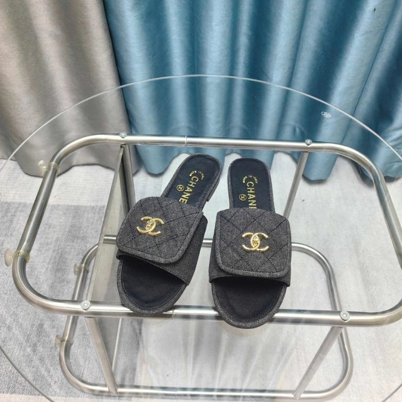 Versatile Chxnxl Slippers 121771