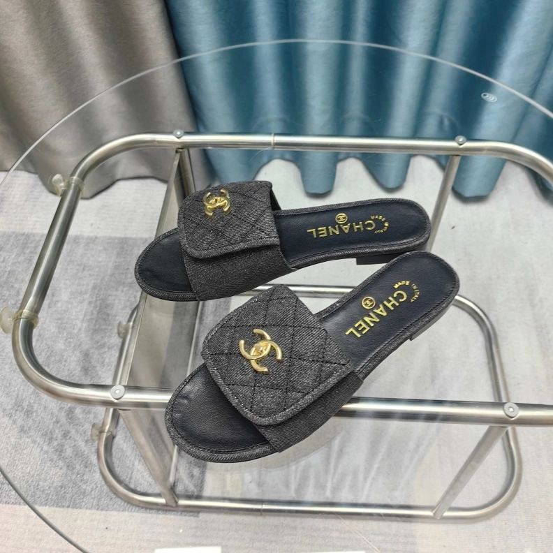 Versatile Chxnxl Slippers 121771